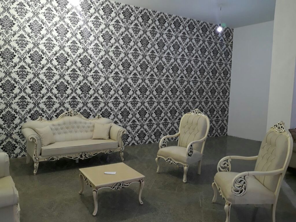 اجرای کاغذ دیواری درپونک